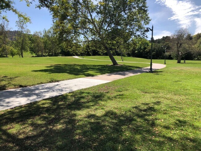 Building Photo - MOVE-IN READY! 2+2 w/lake access + 1 blk f...