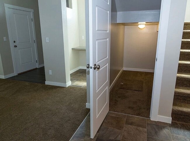 Building Photo - Cute 3 Bedroom 2.5 Home with a 2 Car Garage!