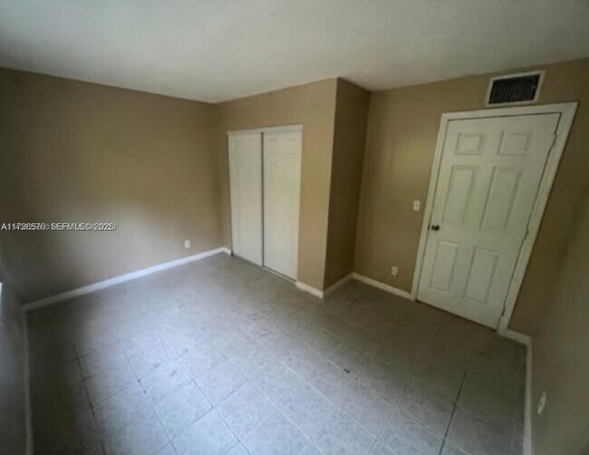 Building Photo - 624 SW 16th Ave