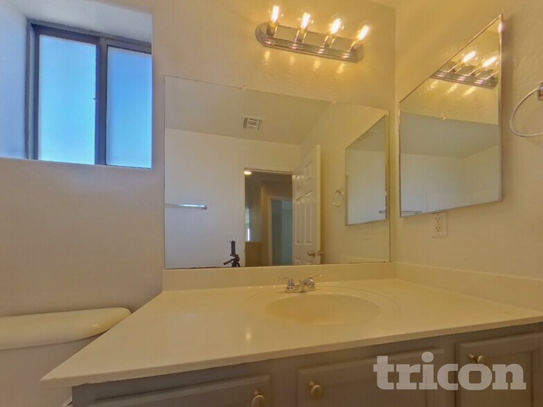 Building Photo - 4442 W Apollo Rd