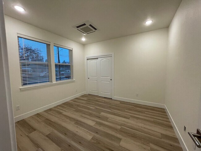 Building Photo - 410 4th St