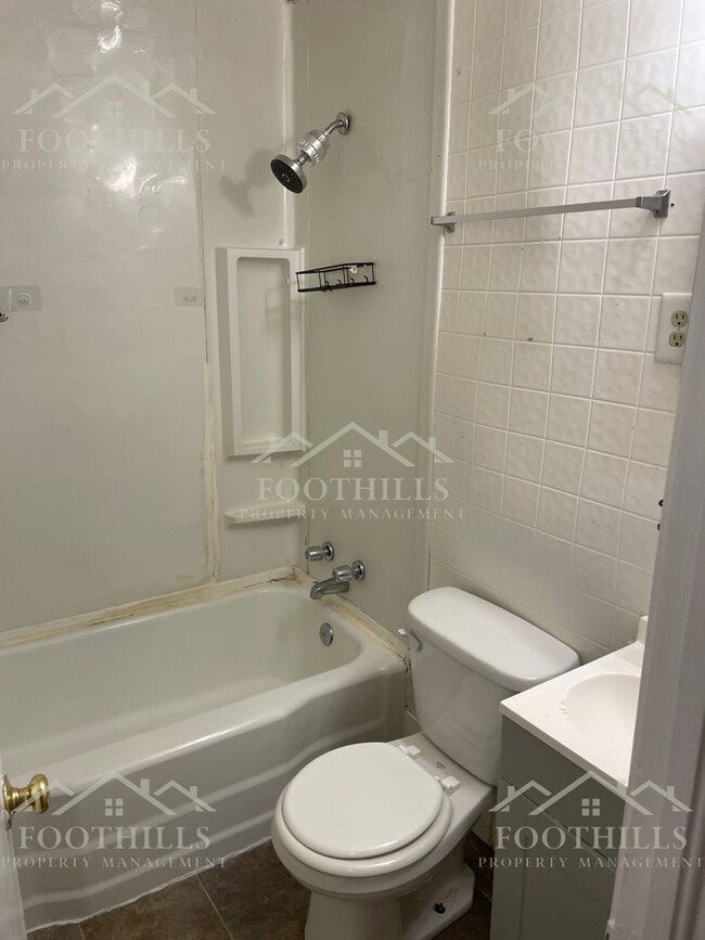 Building Photo - 3012 Cambridge Rd