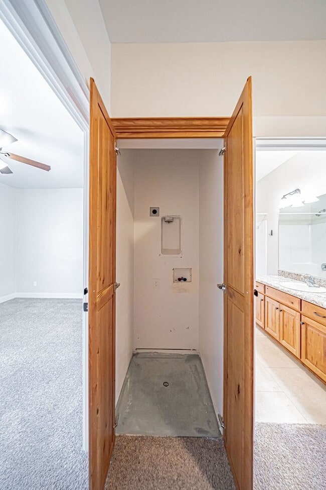 Building Photo - 3 bed 1.5 bath Townhome
