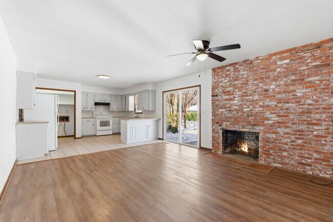 Building Photo - 3 Bedroom | 2 Bathroom | 2 Car Garage | Springfield MO | Fenced Back Yard!