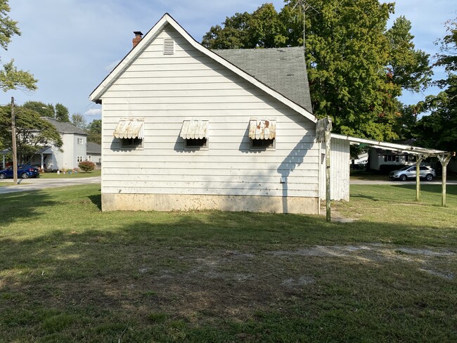 Building Photo - 202 S Bess Ave