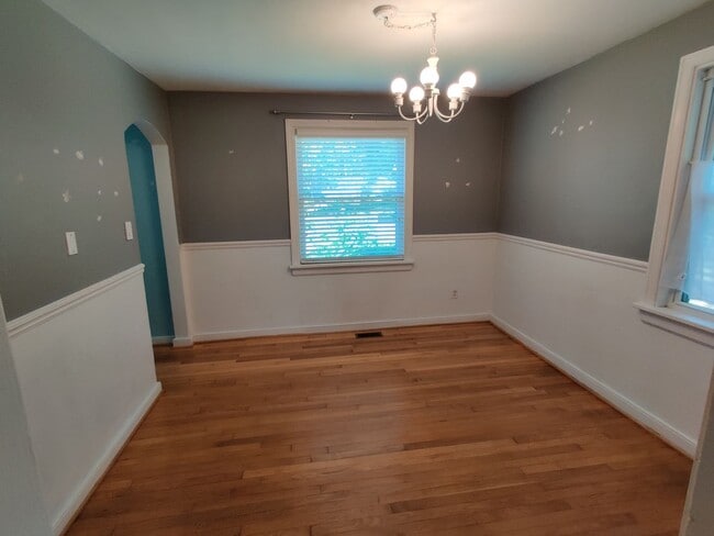Building Photo - 3 bedroom home with a detached garage