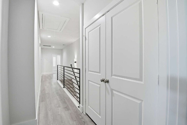 Building Photo - 727 S Victory St