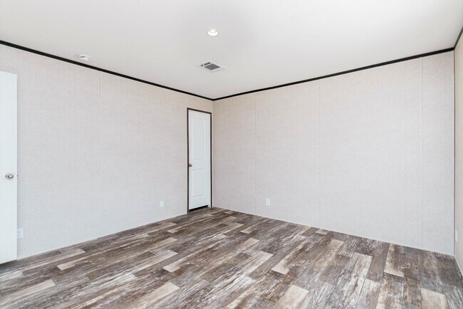 Building Photo - Huge 5 Bedroom 3 Bathroom Hastings Home Located w/ 1 Acre