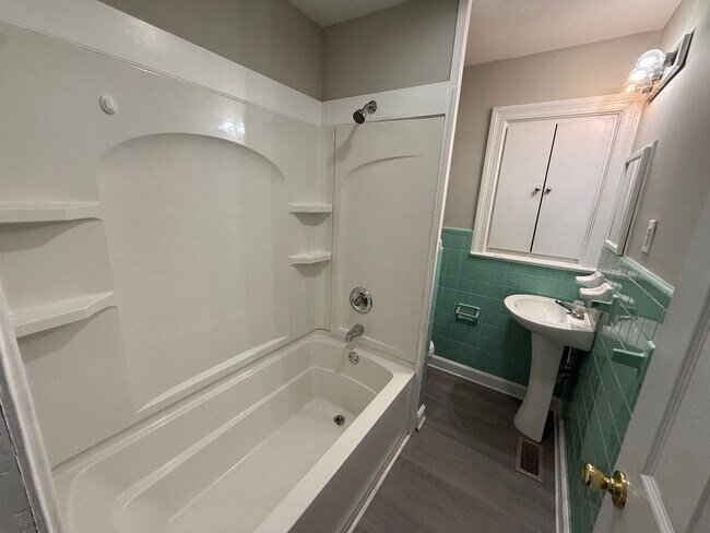 Building Photo - 208 Anderson St