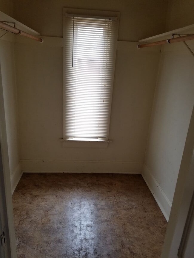 Building Photo - 3 bedroom 1 bath house