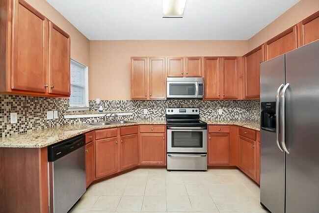 Building Photo - End Unit 3BD/2.5BA Townhome in Mill Creek!