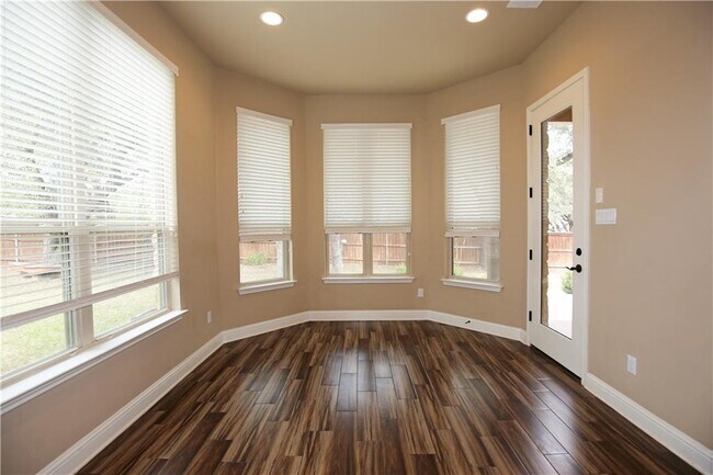 Building Photo - 400 Cheyenne Ln