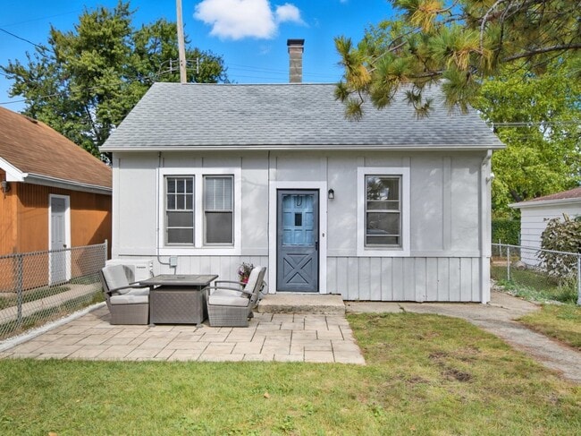 Primary Photo - 7416 W Palatine Ave