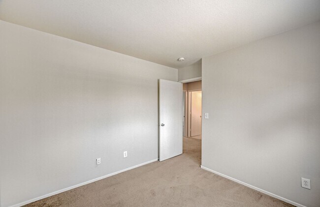 Building Photo - Beautiful 3 Bedroom Home!