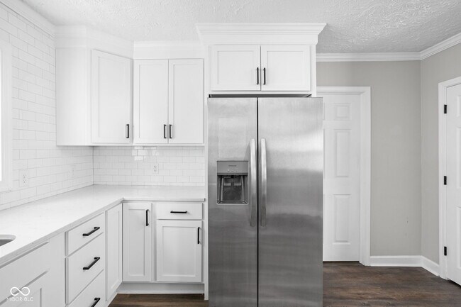 Building Photo - 413 E Caven St