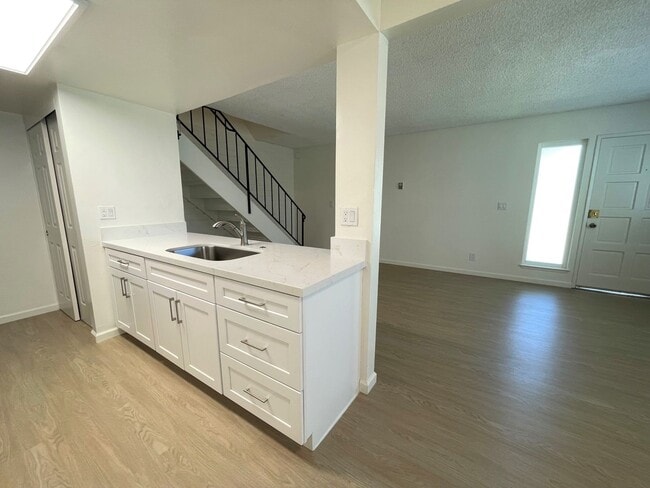 Building Photo - Remodeled 2+1 Townhome in Villa Ventura