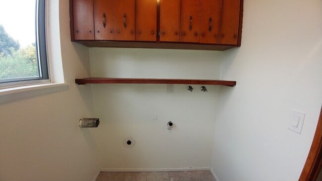 Building Photo - Newly Renovated 3 Bedroom Rambler w/ bonus room!!