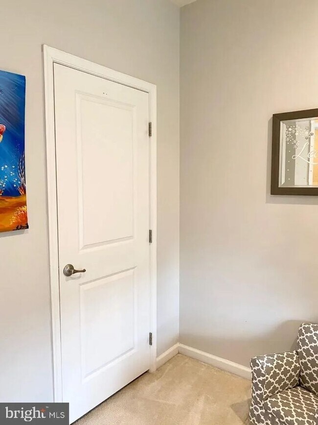 Building Photo - Beautiful Single Family home with Loft and Off Street Parking