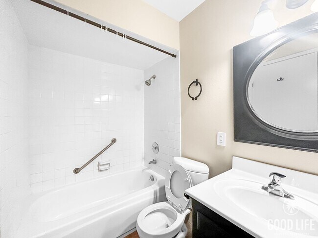 Building Photo - Beautiful 2BD/2BA with Private Balcony and...