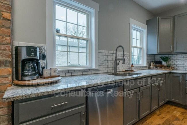 Building Photo - 65 E 7th Ave