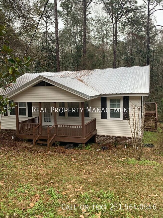 Building Photo - 2 Bedroom 1 Bath Remodeled Home off Moffet...