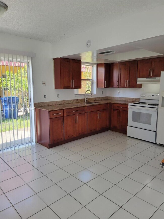 Building Photo - 2500 NW 52nd Ave