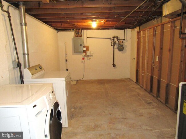 Building Photo - 5515 Helmont Dr