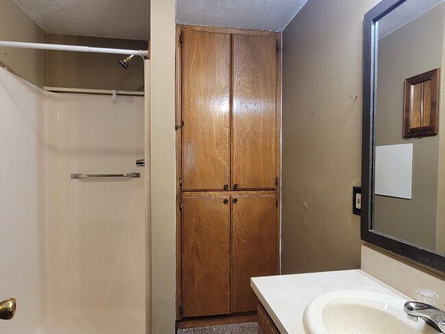 Building Photo - Quaint Home In El Reno