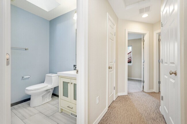 Building Photo - Bothell Luxury Townhome!