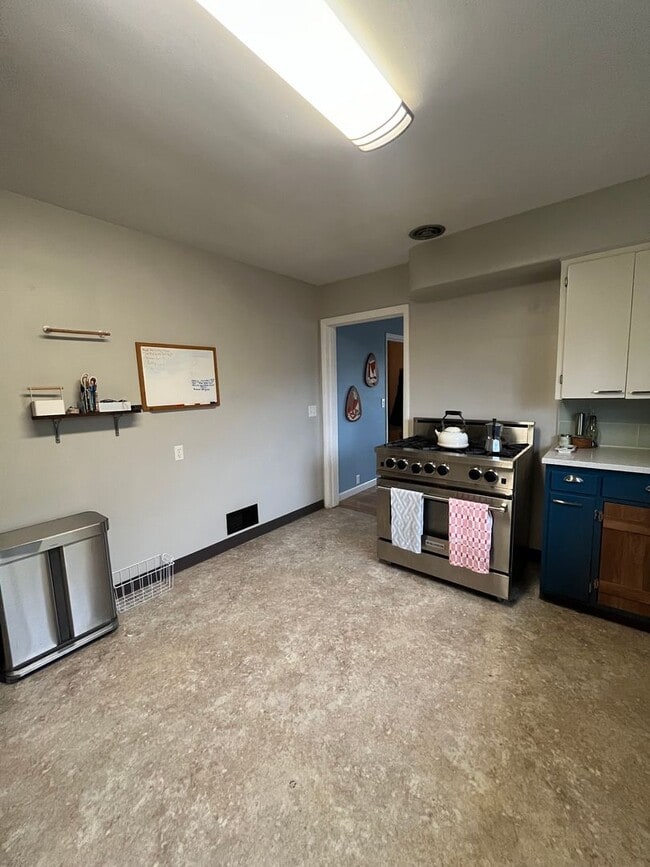 Building Photo - 4-Bedroom 3-Bathroom Home in Springfield