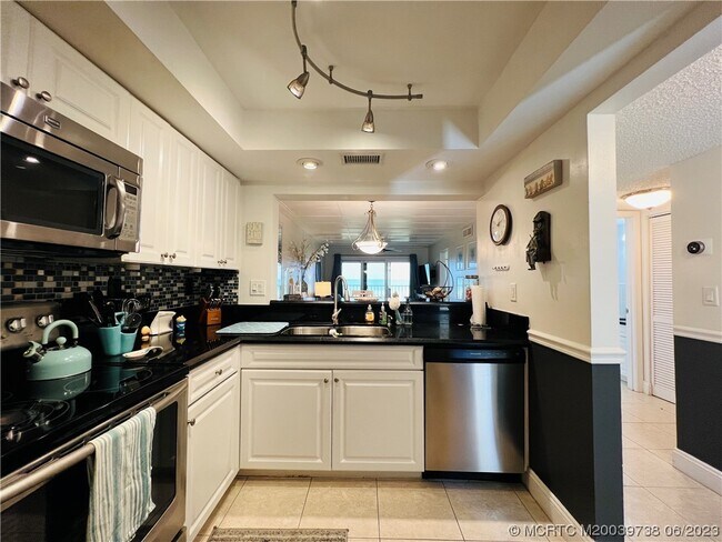 Building Photo - 9490 S Ocean Dr