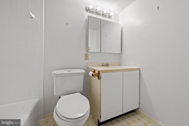 Building Photo - 4600 S Four Mile Run Dr