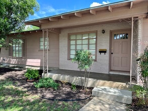 Building Photo - 322 Altgelt Ave