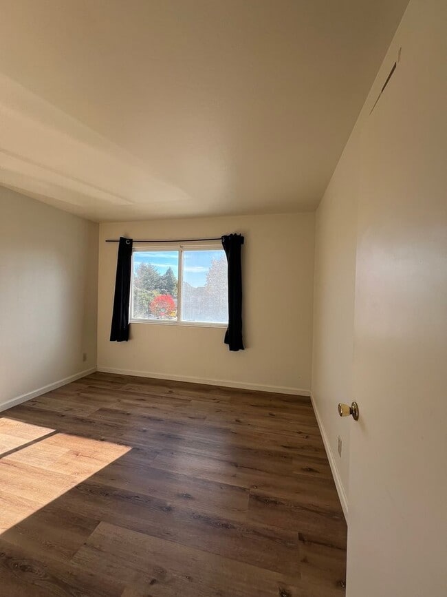 Building Photo - 3 bed 1.5 bath Home upper westside