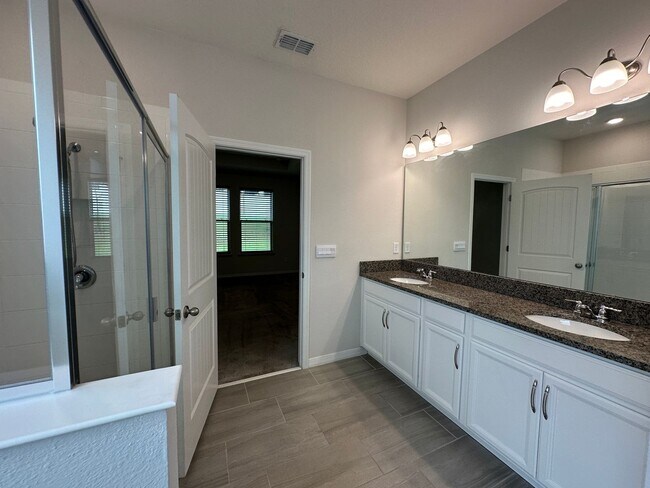Building Photo - 4 Bedrooms/3 Baths/3 Car Garage House in L...