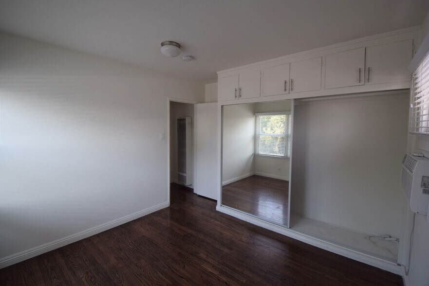 Building Photo - 11041 Moorpark St