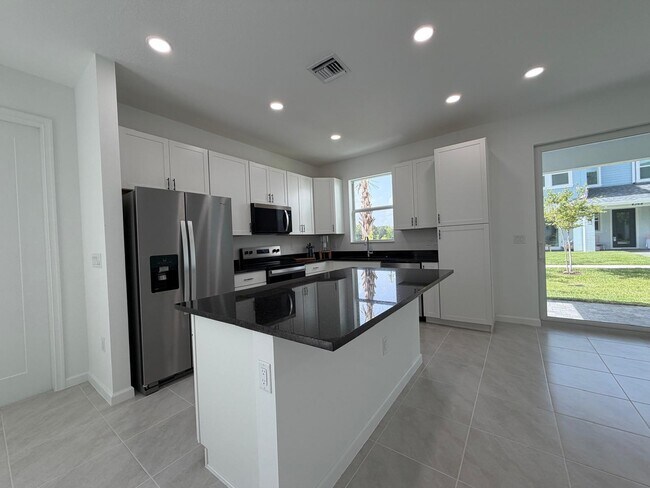 Building Photo - 4402 Longwood Lake Sq