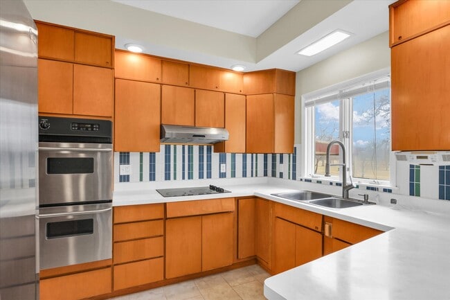 Building Photo - 1803 Golfview Dr