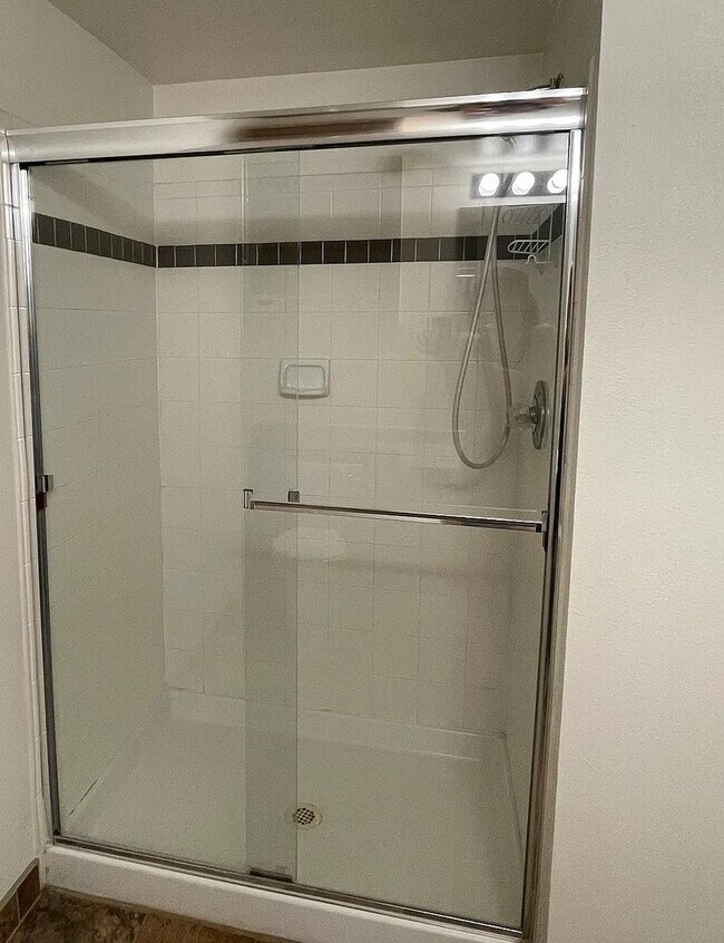 Building Photo - 2 Bed, 2 bath in Quiet Community. New HVAC, New Flooring. Community pool and clubhouse access inc...