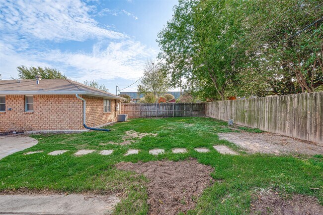 Building Photo - 4923 Poinciana Dr
