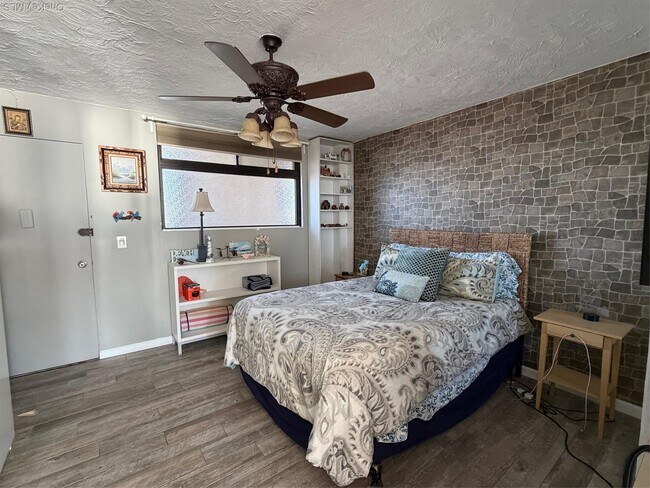 Building Photo - 830 Shore Rd