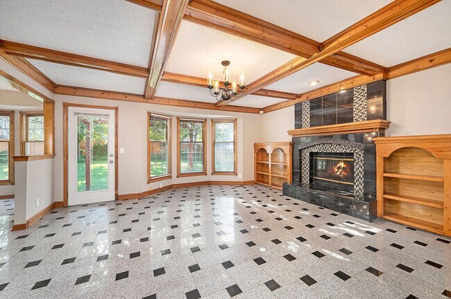 Building Photo - 4 Bed Home Premium Fixtures