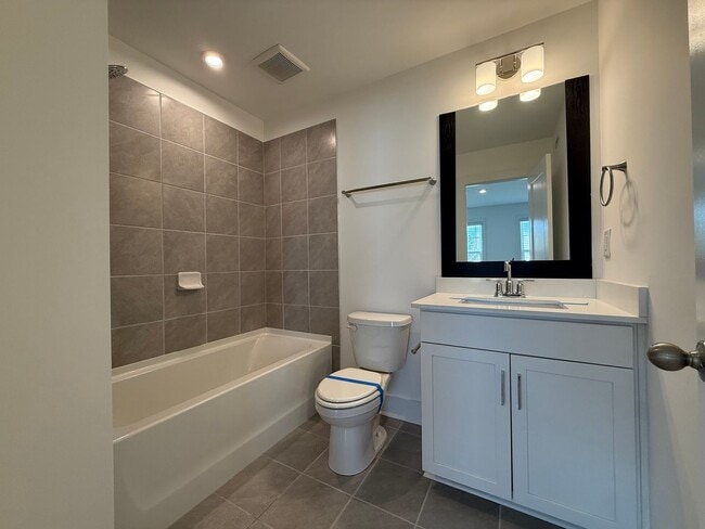 Building Photo - 3BR/3.5BA 3-Story Townhome w/ Quartz + W/D in Decatur