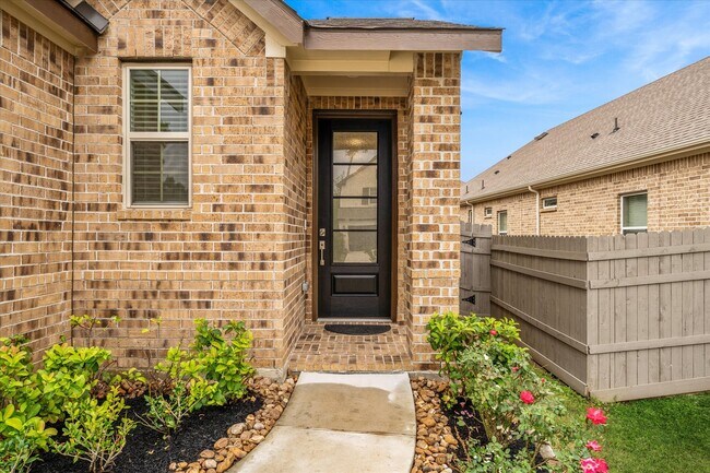Building Photo - 15520 Maple