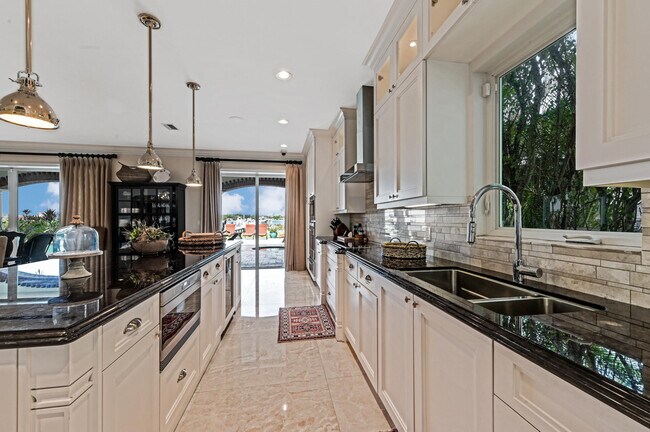 Building Photo - 825 Marbella Ln