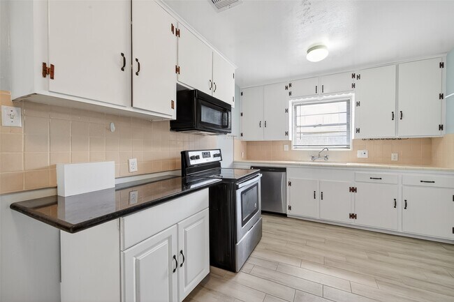 Building Photo - 3428 Bradford St