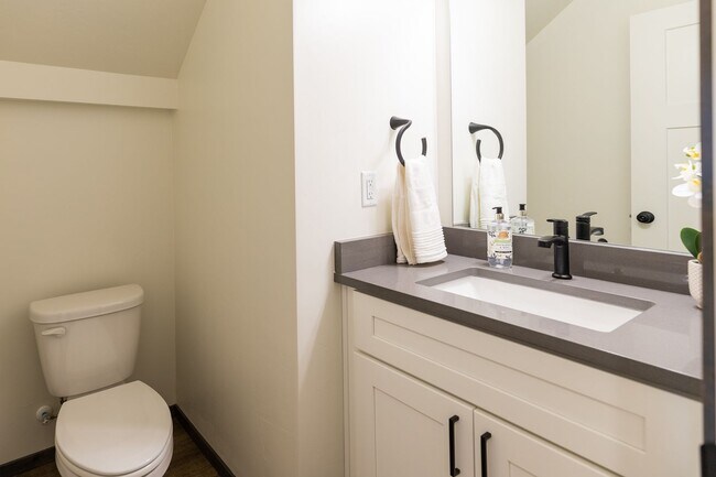 Building Photo - Newer 2 Bedroom 2 1/2 bathroom Hayden Townhome!