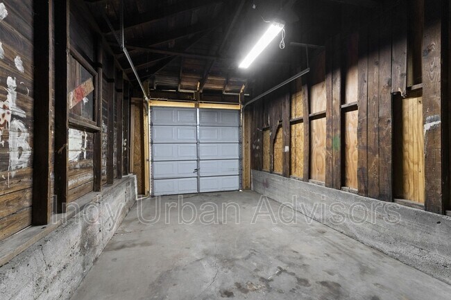 Building Photo - 903 N Oxford St