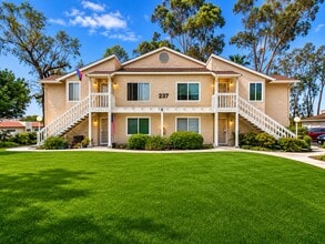 Building Photo - Beautiful 2 bed/2 bath in Vista!