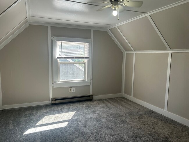 Building Photo - Charming 3 Bedroom Home
